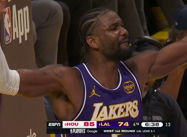 艾顿犯规后碰底线球遭警告 火箭末节反扑势头受阻