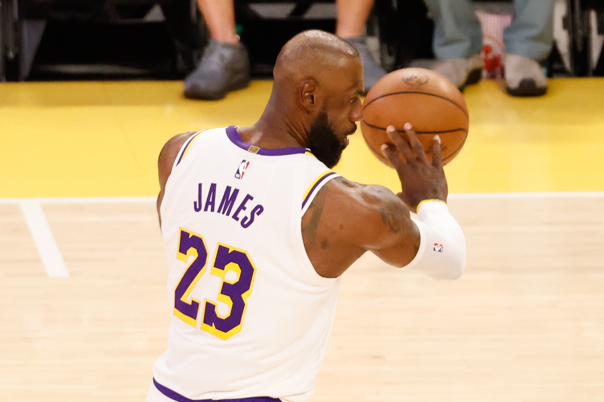 末节追分3分遭致命回合：谢泼德干拔+詹姆斯失误葬送湖人