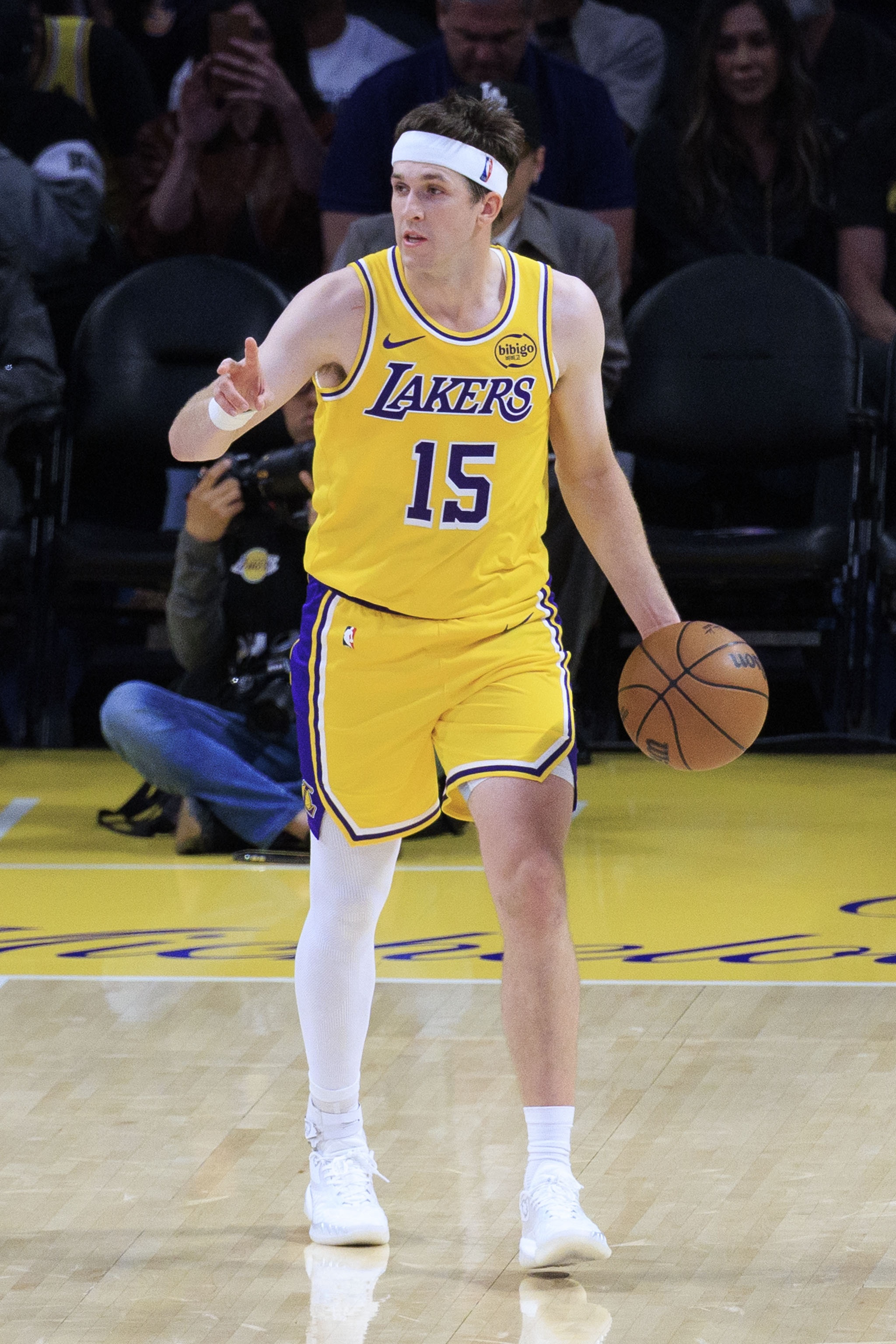 里夫斯复出成双刃剑：进攻粘球防守漏洞，湖人主场失利被追至2-3