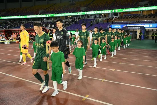 布彭扎坠亡当晚 浙江2-1梅州:15624人看台为4场4球射手手机灯光致哀 布彭扎坠亡当晚 浙江2-1梅州:15624人看台为4场4球射手手机灯光致哀