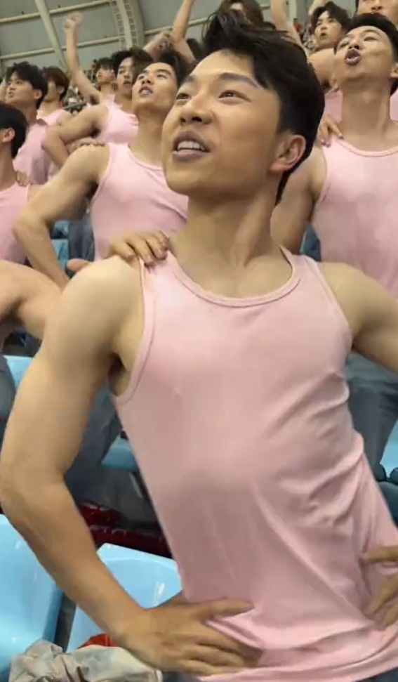 闽超第X轮:泉州主场2-0漳州 肌肉男团啦啦队抢镜 闽超第X轮:泉州主场2-0漳州 肌肉男团啦啦队抢镜