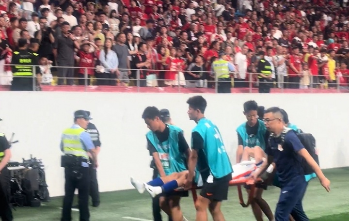 李源一重伤被担架抬离，泰山0-1蓉城代价惨重