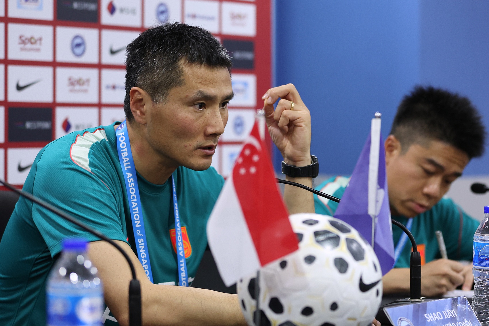邵佳一：新加坡在走向强队 国足2-1客场取胜不易