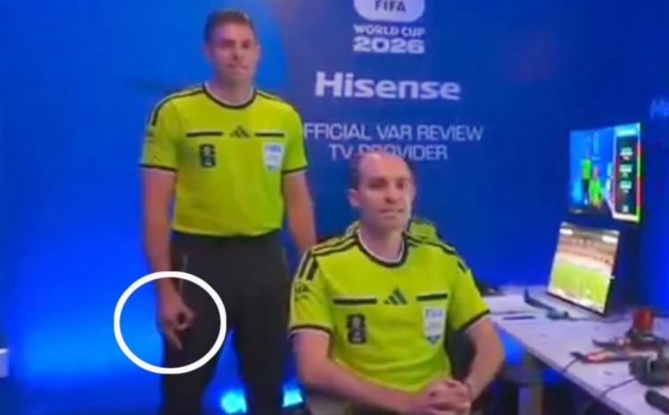 FIFA调查VAR裁判疑似种族手势：德国7-1库拉索现争议画面